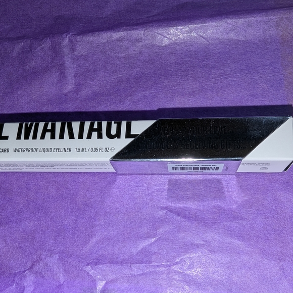 IL MAKIAGE Black Card Waterproof Liquid Eyeliner Black - Picture 2 of 3